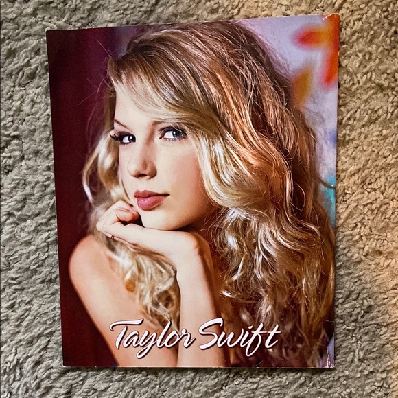 Taylor Swift Magazine - Picture 2 of 3